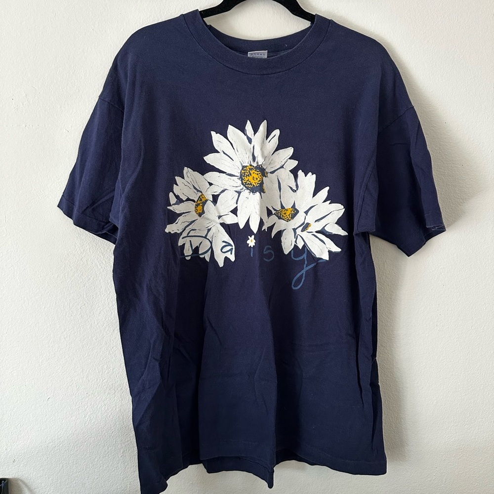 VINTAGE NAVY BLUE DAISY GRAPHIC TSHIRT